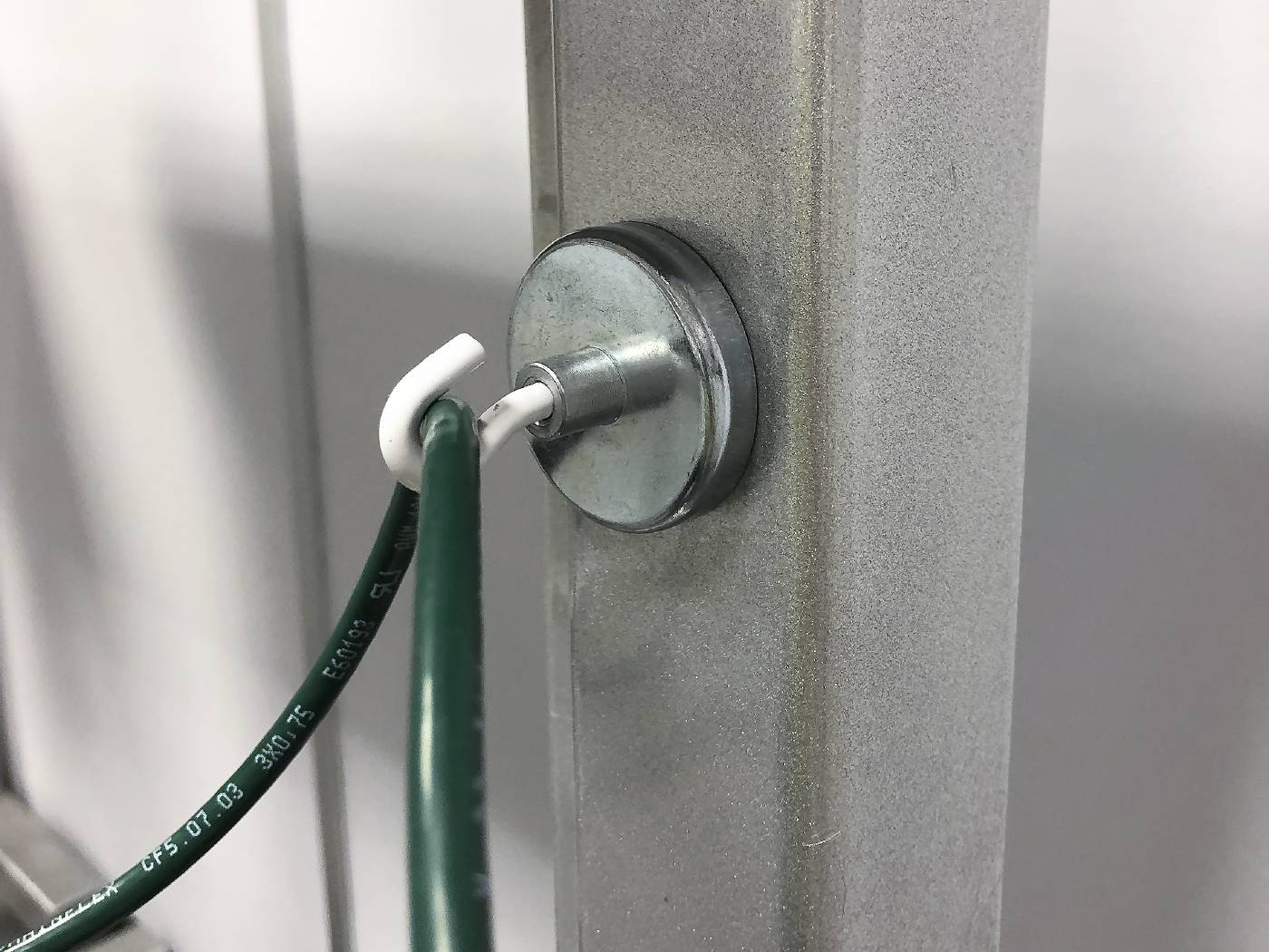 Magnet with threaded fitting Eclipse
