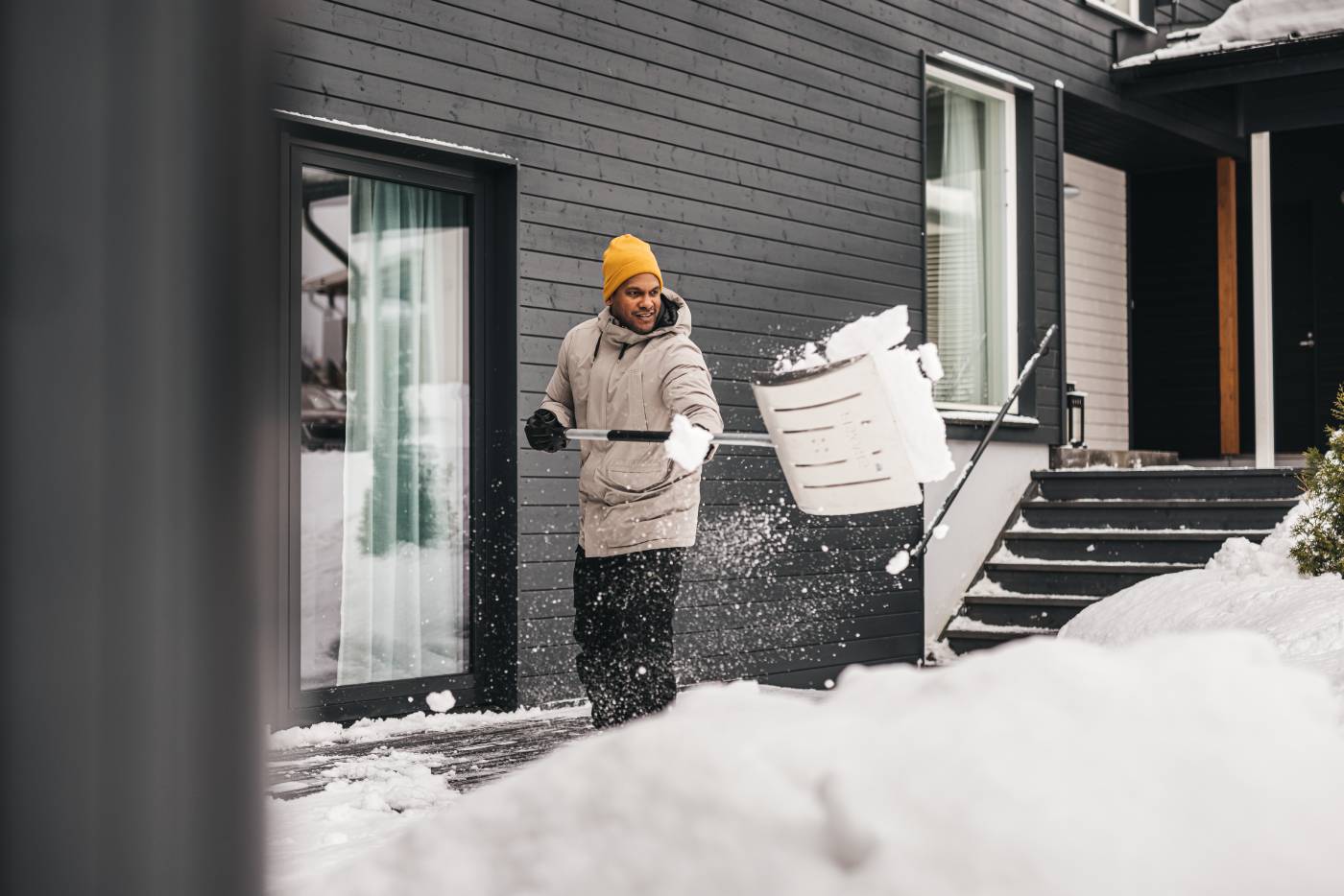 Snöskyffel aluminium långt skaft Fiskars