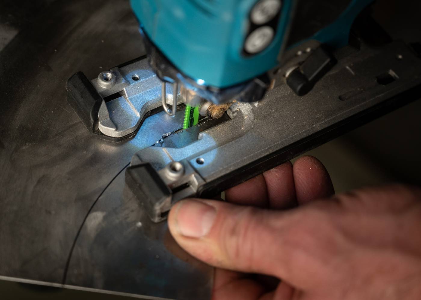 Bi-metal jigsaw blades for wood and metal with progressively ground teeth